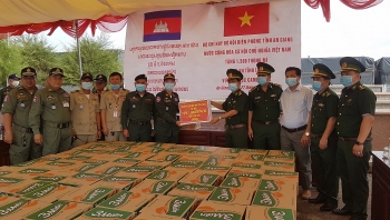 an giang trao tang 3000 thung mi tom cho 2 tinh takeo kandal bi anh huong boi mua lu