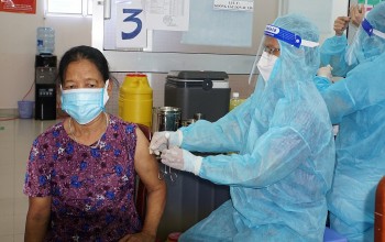 can tho dong loat trien khai tiem chung vac xin vero cell tu 1110