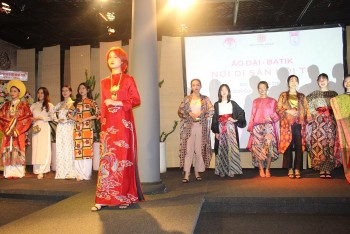 giao luu van hoa ao dai batik noi di san hoi tu