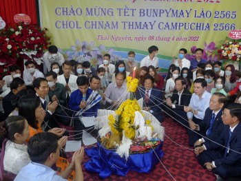 luu hoc sinh lao campuchia tai thai nguyen vui tet co truyen bunpimay va chol chnam thmay