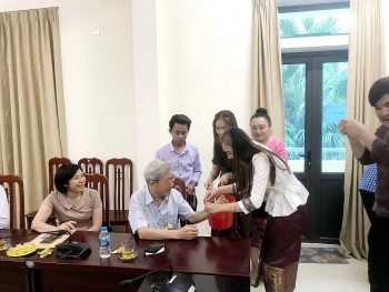 dai hoc hai duong tang qua chuc tet sinh vien lao