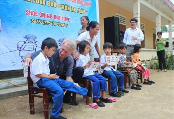 chuck searcy nguoi han gan di chung bom min thoi hau chien