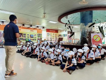 renew to chuc tour tham quan di tich lich su ket hop giao duc nguy co bom min