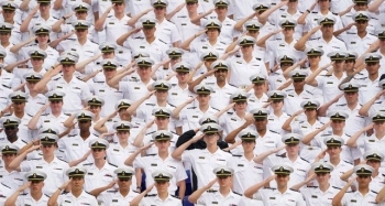 Tổng thống Biden yêu cầu sinh viên Học viện Hải quân đảm bảo tự do hàng hải ở Biển Đông