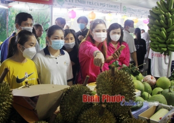 Nông dân Bình Phước giới thiệu trái cây đặc sản tại hội chợ