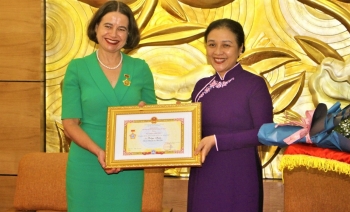 Trao tặng Kỷ niệm chương "Vì hòa bình, hữu nghị giữa các dân tộc" cho Đại sứ Australia tại Việt Nam