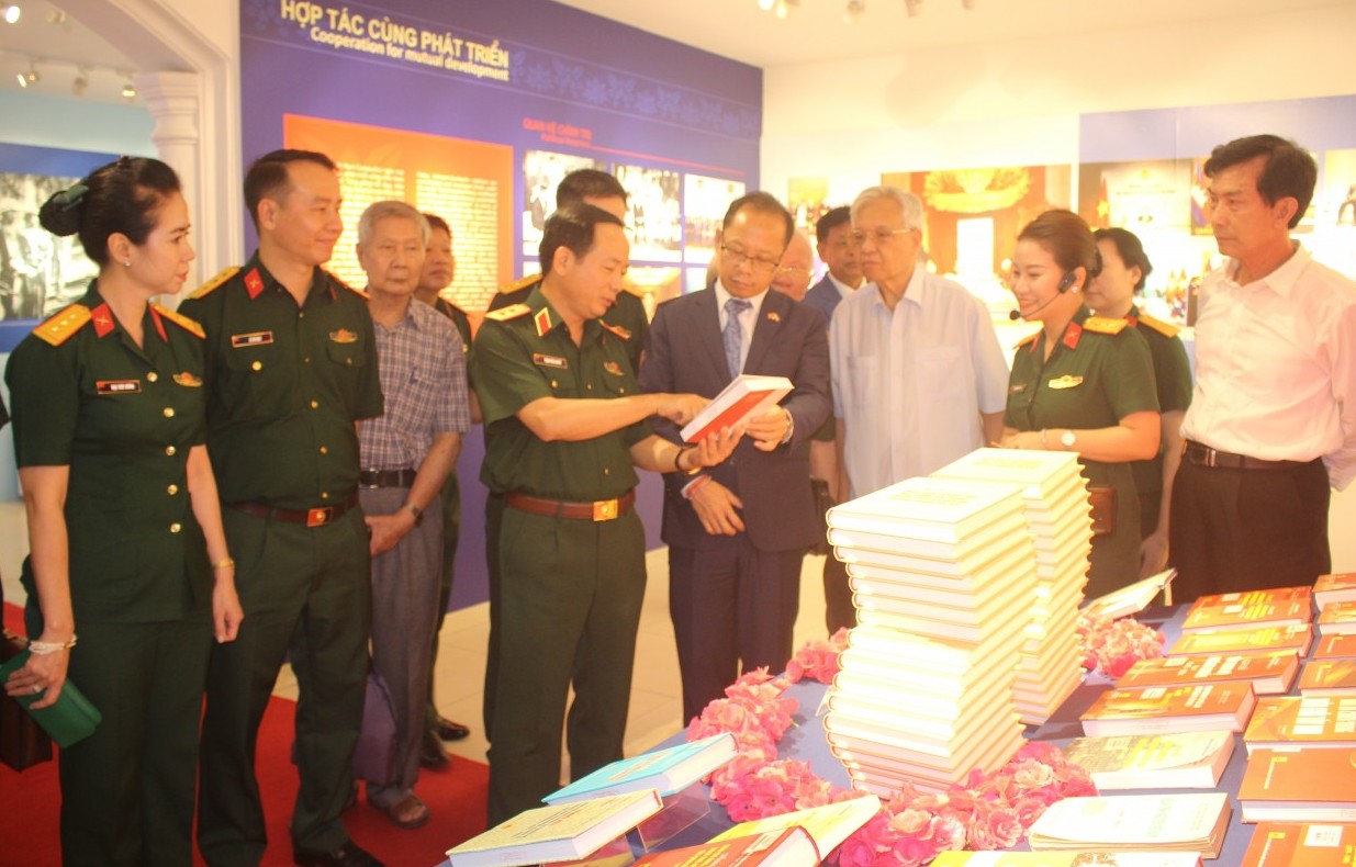 Ấn tượng triển lãm "Tình đoàn kết, hữu nghị Việt Nam - Campuchia"