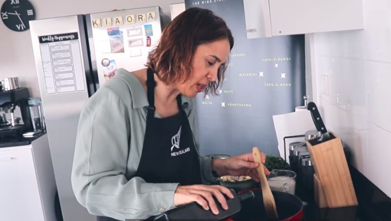 Đại sứ New Zealand tại Việt Nam trổ tài nấu ăn nhân ngày Matariki