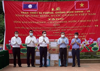 quang binh trao tang thiet bi chong dich covid 19 cho hai tinh sa van na khet va cham pa sac lao