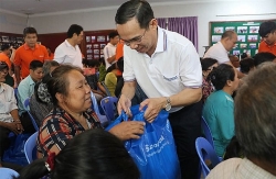 Quan tâm, chia sẻ khó khăn với 100 gia đình gốc Việt tại Phnom Penh