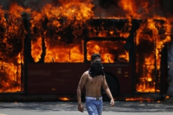 Bạo loạn ở Venezuela sau tuyên bố đảo chính