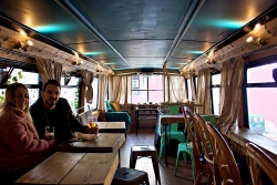 co gai anh mo tiem banh mi viet tren xe buyt hai tang