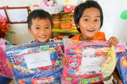 PeaceTrees Vietnam trao hơn 150 cặp sách cho trẻ em Quảng Trị