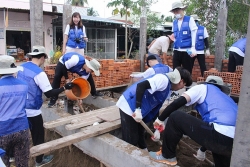 Tình nguyện viên Hàn hỗ trợ trường tiểu học Sóc Trăng "thay áo mới"