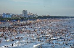 Hình ảnh bãi biển Sầm Sơn đặc kín người lên báo Pháp