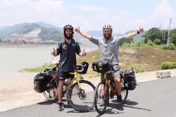 Chàng trai đạp xe qua 26 nước gây quỹ, kêu gọi bình đẳng giới
