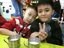 Zhishan hỗ trợ sữa đậu nành cho hơn 2000 học sinh Thừa Thiên Huế