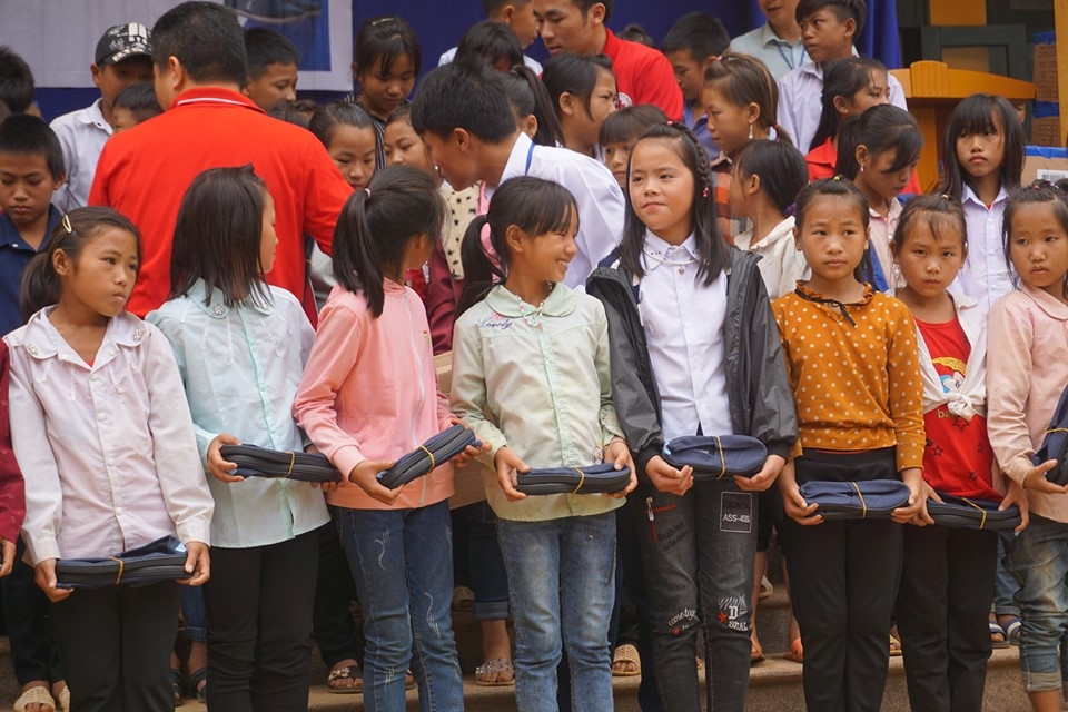 HKI trao hơn 600 đôi giày vải cho học sinh nghèo Sơn La