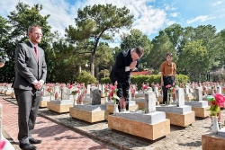 Lần đầu tiên Đại sứ Mỹ viếng mộ liệt sĩ tại Nghĩa trang Trường Sơn
