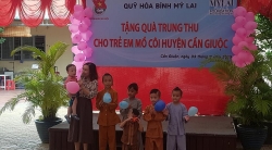 Quỹ Hòa bình Mỹ Lai trao 100 suất quà Trung thu cho trẻ em mồ côi Cần Giuộc