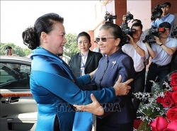 Chủ tịch Quốc hội đến Lào, hội đàm với Chủ tịch Quốc hội Pany Yathotou
