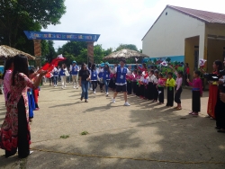 100 tinh nguyen vien han quoc cai tao truong cho tre em hoa binh