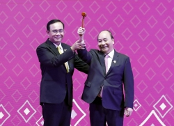 Thủ tướng Nguyễn Xuân Phúc nhận búa Chủ tịch ASEAN từ lãnh đạo Thái Lan