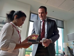 gianh co hoi tro thanh tong lanh su canada trong mot ngay