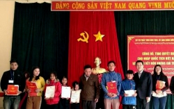 Hơn 50 người Lào đón nhận Quốc tịch Việt Nam