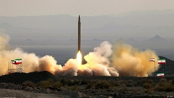 Iran phóng thử tên lửa bất chấp căng thẳng với Mỹ, Anh