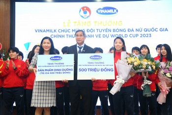 nha tai tro vinamilk trao thuong lon mung thanh tich cac co gai kim cuong cua bong da viet nam