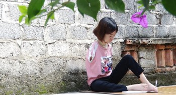 nhu ng ne t chu duo c vie t tu doi chan cu a co ga i khong co hai tay
