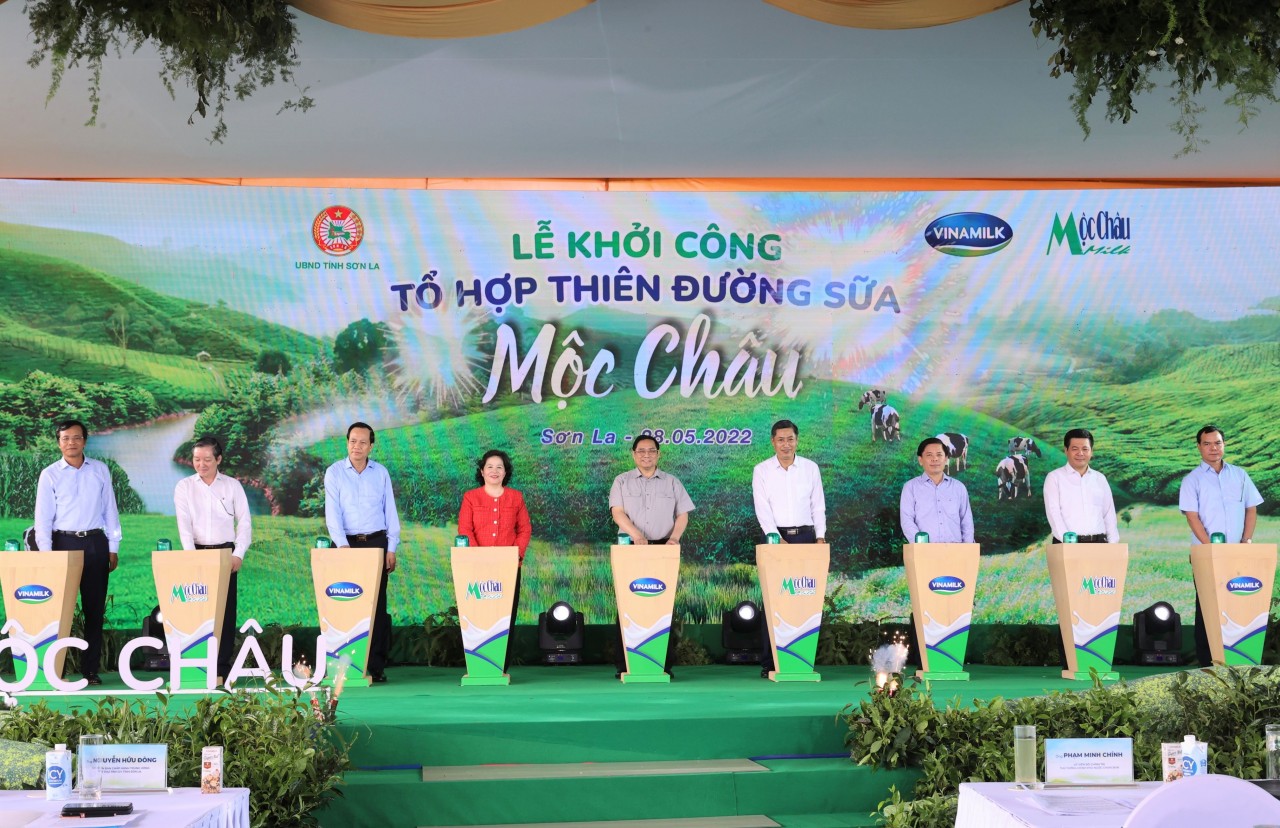 moc chau milk va vinamilk chinh thuc ra mat khoi cong du an to hop thien duong sua moc chau