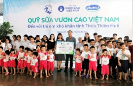 tre em tinh thua thien hue don niem vui uong sua tu vinamilk quy sua vuon cao viet nam
