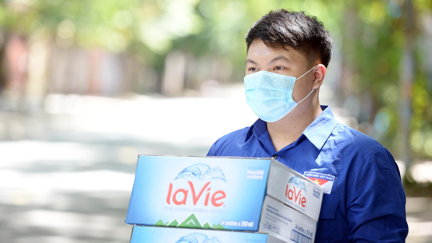 Nguyễn Hữu Đức - Nam sinh khoa Luật dành tiền dạy thêm mua nước tặng chốt phòng dịch COVID-19