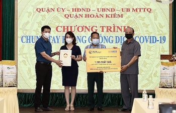 tt group va ngan hang shb trao tang 1365 suat qua ho tro nguoi ngheo quan hoan kiem ha noi