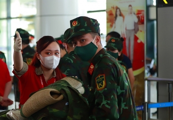 vietjet tiep tuc van chuyen y bac si cho cac dia phuong chong dich