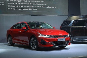 so sanh kia k5 va toyota camry
