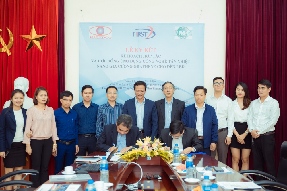 den led nha xuong cong nghe graphene tiet kiem 80 dien