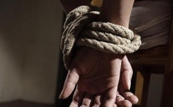 khoi to 2 thanh nien bat coc nu sinh tong tien 5 ty dong o tra vinh