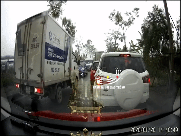 video chay lan lan nguoc chieu doi vuot xe tai nhan cai ket dang
