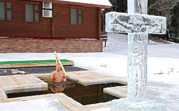 Video: Tổng thống Putin cởi trần, ngâm mình xuống hồ nước lạnh giá