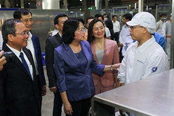 pho chu tich nuoc tham hoi dong vien cong nhan nha may sua vinamilk truoc tet tan suu