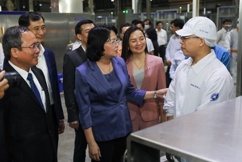 Phó Chủ tịch nước thăm hỏi, động viên công nhân nhà máy sữa Vinamilk trước Tết Tân Sửu