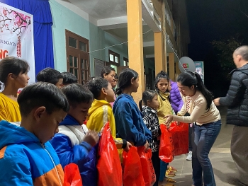 luu hoc sinh viet tai trung quoc trao qua tet cho hoc sinh nam tra my