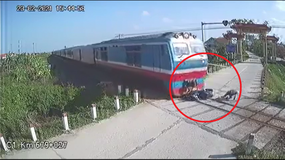 Video: Thót tim khoảnh khắc người đàn ông thoát chết ngay trước mũi tàu hỏa