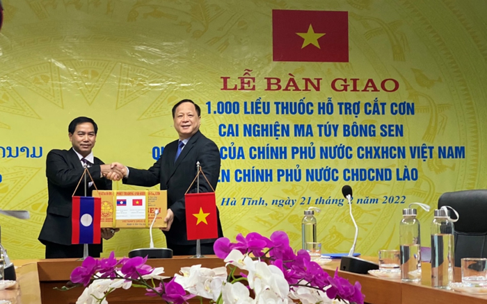 viet nam trao tang chinh phu lao 1000 lieu thuoc ho tro cai nghien ma tuy