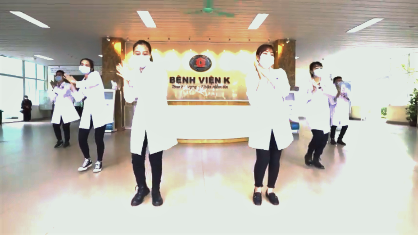 Video: Bác sĩ Bệnh viện K nhảy vũ điệu rửa tay "Ghen Cô vy" cực chất