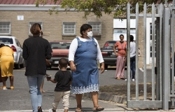 Tốc độ lây nhiễm COVID-19 nhanh nhất châu lục, Nam Phi công bố tình trạng khẩn cấp