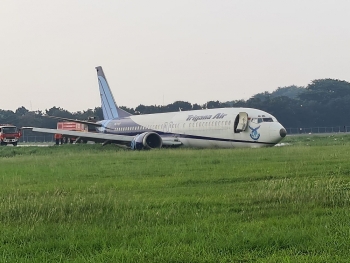 video may bay boeing 737 truot khoi duong bang boc khoi nghi ngut